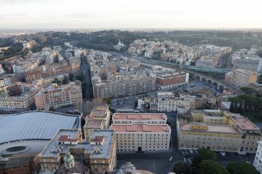 Roma, İtalya - 11 Ocak 2024: Vatikan ve Roma şehri bazilika kubbesinden görüldüğü gibi.