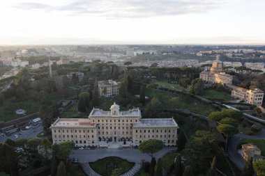 Roma, İtalya - 11 Ocak 2024: Vatikan ve Roma şehri gün batımında Bazilika 'nın kubbesinden görülmektedir.