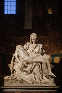 Roma, İtalya - 11 Ocak 2024: Vatikan 'daki Aziz Peter Bazilikası içinde Michelangelo' dan Pieta heykeli.