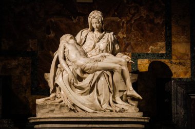 Roma, İtalya - 11 Ocak 2024: Vatikan 'daki Aziz Peter Bazilikası içinde Michelangelo' dan Pieta heykeli.