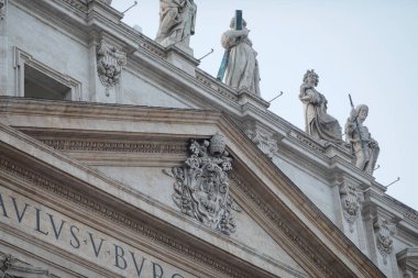 Roma, İtalya - 11 Ocak 2024: Vatikan 'daki Aziz Peter Bazilikası' nın içinden ayrıntılar.