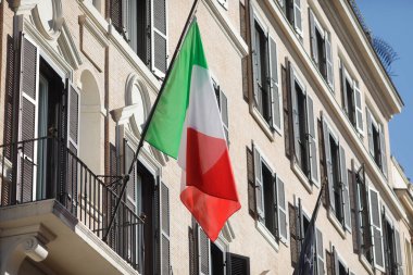 Roma, İtalya - 10 Ocak 2024: Roma, İtalya sokaklarında İtalyan bayrağı.