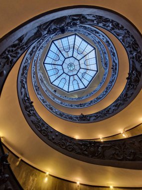 Roma, İtalya - 11 Ocak 2024: Vatikan Müzesinin Merdiveni.