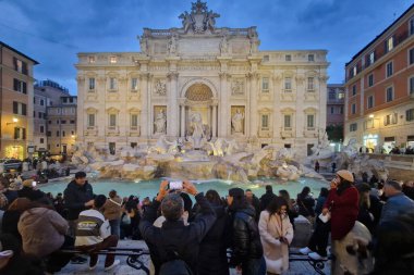 Roma, İtalya - 10 Ocak 2024: Turistler Roma 'daki Trevi Çeşmesini ziyaret ettiler.