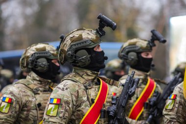 Bükreş, Romanya - 1 Aralık 2025: Rumen askerleri Romanya Ulusal Günü askeri geçidine katılmaya hazırlanıyor.