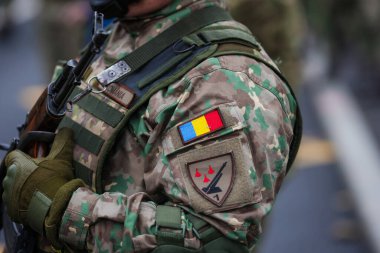 Bükreş, Romanya - 1 Aralık 2025: Rumen askerleri Romanya Ulusal Günü askeri geçidine katılmaya hazırlanıyor.