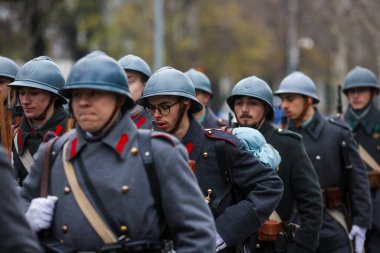 Bükreş, Romanya - 1 Aralık 2025: Birinci Dünya Savaşı 'nın üniformaları ve silahları Romanya Ulusal Günü askeri geçidi öncesinde yeniden canlandırıldı.