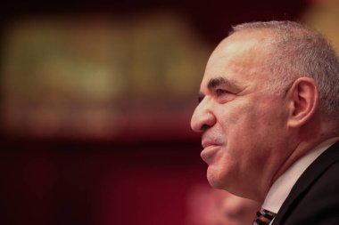 Bükreş, Romanya - 6 Mayıs 2025: Eski dünya satranç şampiyonu Garry Kasparov bir satranç turnuvasında.