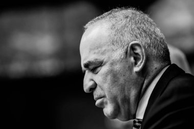 Bükreş, Romanya - 6 Mayıs 2025: Eski dünya satranç şampiyonu Garry Kasparov bir satranç turnuvasında.