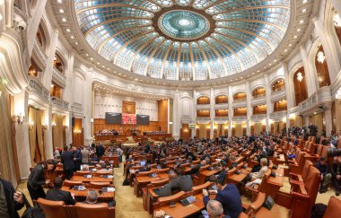 Bükreş, Romanya - 15 Aralık 2025: Romanya Parlamentosu 'nun iki meclisinden biri olan Milletvekilleri Meclisi ile Panorama (birden fazla resim birleştirildi).