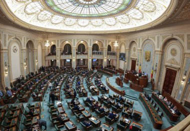 Bükreş, Romanya - 15 Aralık 2025: Romanya Parlamentosu 'nun iki meclisinden biri olan Senato ile Panorama (birden fazla resim birleşti).