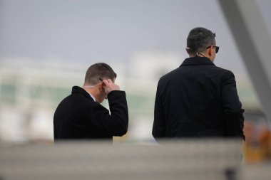 Otopeni, Romanya - 11 Mart 2022: Otopeni, Romanya - 11 Mart 2022: ABD 'li bir devlet başkanının ziyareti sırasında Gizli Servis ajanları.