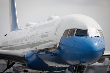 Otopeni, Romanya - 11 Mart 2022: Boeing C32 Air Force Two veya Amerika Birleşik Devletleri Başkan Yardımcısı 'nı taşıyan uçak.