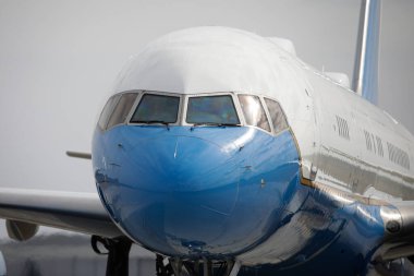 Otopeni, Romanya - 11 Mart 2022: Boeing C32 Air Force Two veya Amerika Birleşik Devletleri Başkan Yardımcısı 'nı taşıyan uçak.