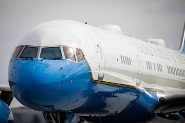 Otopeni, Romanya - 11 Mart 2022: Boeing C32 Air Force Two veya Amerika Birleşik Devletleri Başkan Yardımcısı 'nı taşıyan uçak.