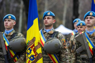 Bükreş, Romanya - 1 Aralık 2025: Moldova askerleri Romanya Ulusal Günü askeri geçidine katılmaya hazırlanıyor.