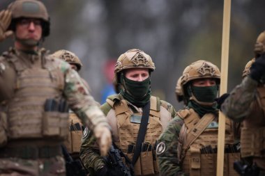 Bükreş, Romanya - 1 Aralık 2025: İspanyol deniz piyade askerleri Romanya Ulusal Günü askeri geçit törenine katıldılar.