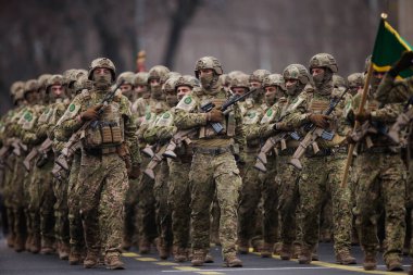 Bükreş, Romanya - 1 Aralık 2025: Portekizli askerler Romanya Ulusal Günü askeri geçit törenine katıldılar.