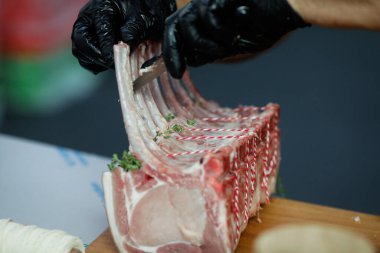 Domuz pirzolası pişiren bir şefin elleriyle detaylar..