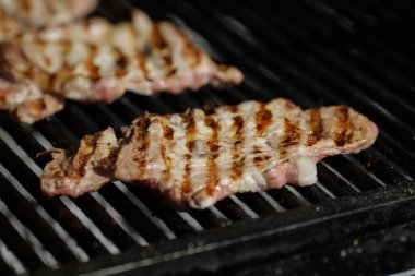 Mangalın dışında ızgara tavuk göğsü..