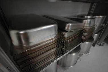 Profesyonel bir kantinde ya da hastane mutfağında paslanmaz çelik mutfak kapları, tencereleri ve çatal bıçaklarıyla ilgili detaylar..