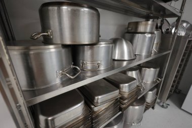 Profesyonel bir kantinde ya da hastane mutfağında paslanmaz çelik mutfak kapları, tencereleri ve çatal bıçaklarıyla ilgili detaylar..