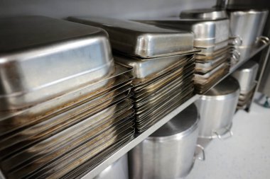 Profesyonel bir kantinde ya da hastane mutfağında paslanmaz çelik mutfak kapları, tencereleri ve çatal bıçaklarıyla ilgili detaylar..