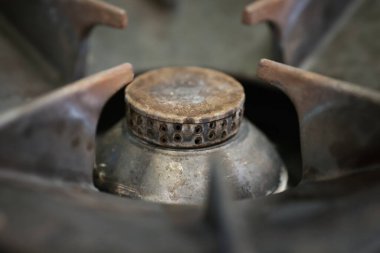 Restoran mutfağındaki profesyonel gaz ocağıyla ilgili detaylar..