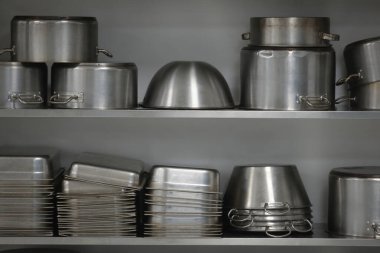 Profesyonel bir kantinde ya da hastane mutfağında paslanmaz çelik mutfak kapları, tencereleri ve çatal bıçaklarıyla ilgili detaylar..