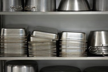 Profesyonel bir kantinde ya da hastane mutfağında paslanmaz çelik mutfak kapları, tencereleri ve çatal bıçaklarıyla ilgili detaylar..