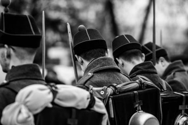 Genç canlandırmacılar Romanya tarihinin çeşitli dönemlerinden asker üniformaları giyiyorlar