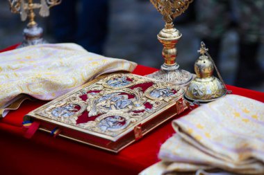 Açık hava seremonisinden önce Romen ortodoks rahiplerinin çeşitli dini öğelerinin ayrıntıları.