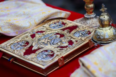 Açık hava seremonisinden önce Romen ortodoks rahiplerinin çeşitli dini öğelerinin ayrıntıları.