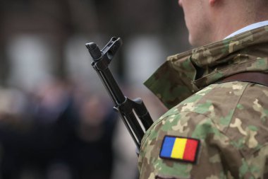 Geçit töreninde bir Romen askerinin yaması, üniforması ve silahıyla ilgili ayrıntılar.