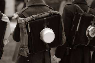 Genç canlandırmacılar Romanya tarihinin çeşitli dönemlerinden asker üniformaları giyiyorlar