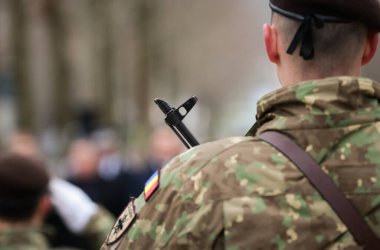 Geçit töreninde bir Romen askerinin yaması, üniforması ve silahıyla ilgili ayrıntılar.