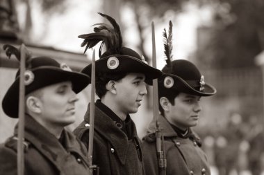 Bükreş, Romanya - 24 Ocak 2026: Romanya tarihinin çeşitli dönemlerinden asker üniformalarını canlandıran gençler