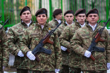 Bükreş, Romanya - 24 Ocak 2026: Romen askerleri Moldavya ve Eflak 'ın birleşmesini kutlayan bir halk etkinliğinde geçit töreni düzenlediler.