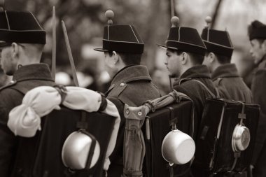 Bükreş, Romanya - 24 Ocak 2026: Romanya tarihinin çeşitli dönemlerinden asker üniformalarını canlandıran gençler