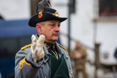 Bükreş, Romanya - 24 Ocak 2026: Romanya tarihinin çeşitli dönemlerinden asker üniformalarını canlandıran gençler