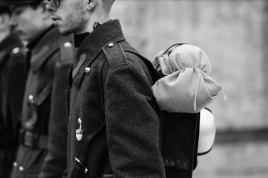 Bükreş, Romanya - 24 Ocak 2026: Romanya tarihinin çeşitli dönemlerinden asker üniformalarını canlandıran gençler