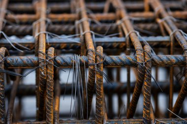 İnşaat alanında sığ alan derinliği (seçici odak) ayrıntıları ve güçlendirme çubukları (inşaat çubuğu).