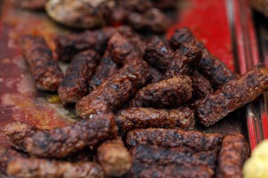 Mititei (mici) ile ilgili detaylar, çiftçi pazarında ızgara kıyma..