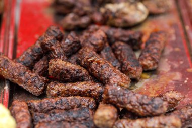 Mititei (mici) ile ilgili detaylar, çiftçi pazarında ızgara kıyma..