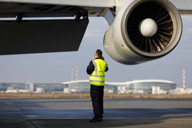 Otopeni, Romanya - 17 Ocak 2023: Mühendis indikten sonra bir askeri uçağı teftiş ediyor.