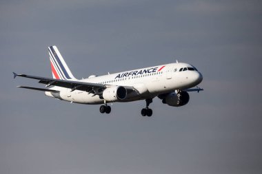 Otopeni, Romanya - 17 Ocak 2023: Air France uçağı Romanya 'nın Bükreş kenti yakınlarındaki Henri Coanda Uluslararası Havaalanına indi.