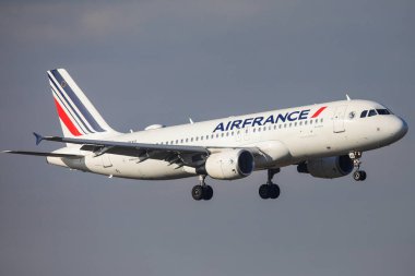 Otopeni, Romanya - 17 Ocak 2023: Air France uçağı Romanya 'nın Bükreş kenti yakınlarındaki Henri Coanda Uluslararası Havaalanına indi.