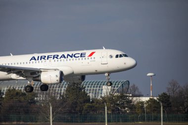 Otopeni, Romanya - 17 Ocak 2023: Air France uçağı Romanya 'nın Bükreş kenti yakınlarındaki Henri Coanda Uluslararası Havaalanına indi.