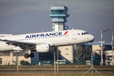 Otopeni, Romanya - 17 Ocak 2023: Air France uçağı Romanya 'nın Bükreş kenti yakınlarındaki Henri Coanda Uluslararası Havaalanına indi.