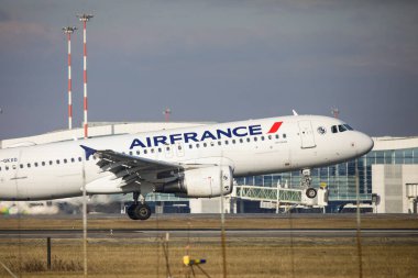 Otopeni, Romanya - 17 Ocak 2023: Air France uçağı Romanya 'nın Bükreş kenti yakınlarındaki Henri Coanda Uluslararası Havaalanına indi.